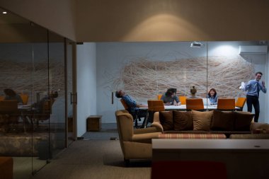 Modern ofis binasındaki bir toplantıda iş ekibi