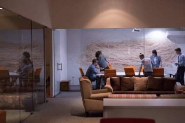 Modern ofis binasındaki bir toplantıda iş ekibi