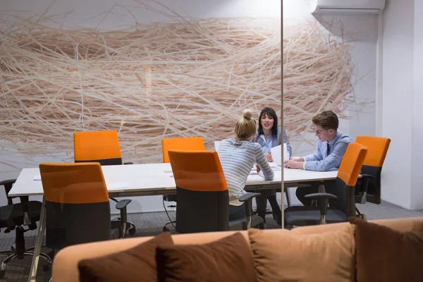 Business Team Na spotkaniu w nowoczesnym budynku biurowym — Zdjęcie stockowe