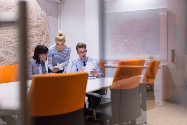 Équipe d'affaires à une réunion dans un immeuble de bureaux moderne — Photo