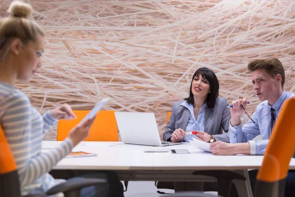 Equipe de negócios em uma reunião no prédio de escritórios moderno — Fotografia de Stock