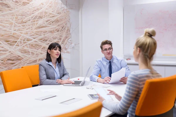 Geschäftsteam bei einem Meeting in einem modernen Bürogebäude — Stockfoto