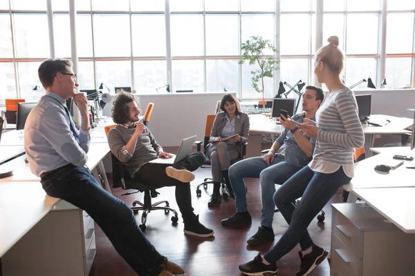 Young Business Team op een bijeenkomst in modern kantoorgebouw — Stockfoto