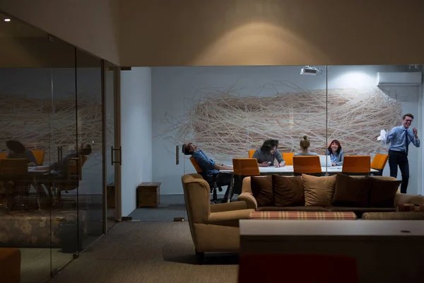 Бизнес-команда на встрече в современном офисном здании — стоковое фото