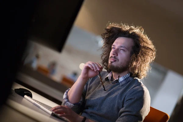 Homme travaillant sur ordinateur dans le bureau sombre — Photo