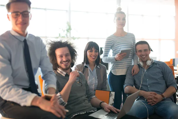 Retrato de un equipo de negocios en una reunión —  Fotos de Stock