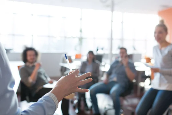 Joven equipo de negocios en una reunión en un moderno edificio de oficinas — Foto de Stock