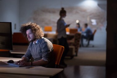 karanlık ofisinde bilgisayarda çalışan adam