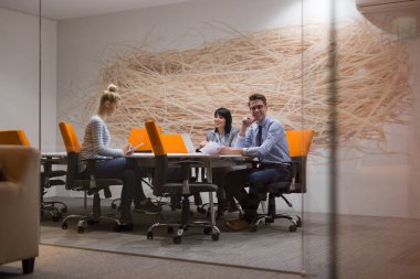 Modern ofis binasındaki bir toplantıda iş ekibi