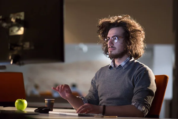 Hombre de negocios cansado trabajando hasta tarde — Foto de Stock