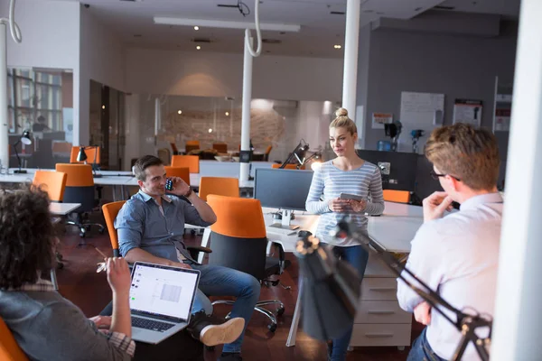 Young Business Team op een bijeenkomst in modern kantoorgebouw — Stockfoto