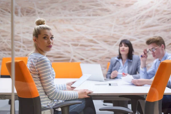 Équipe d'affaires à une réunion dans un immeuble de bureaux moderne — Photo