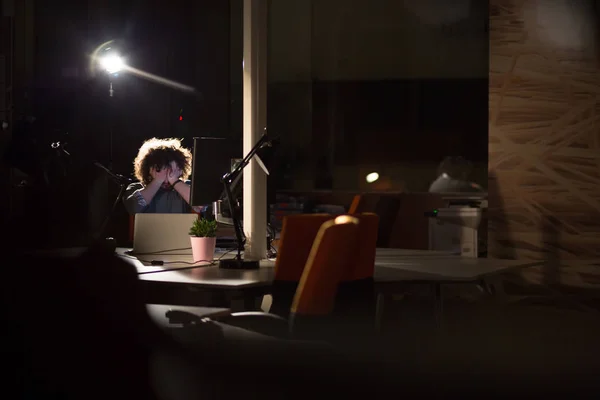 Homme d'affaires relaxant au bureau — Photo