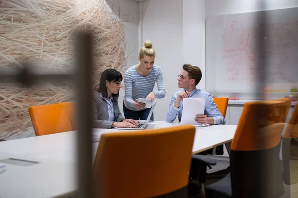 Equipe de negócios em uma reunião no prédio de escritórios moderno — Fotografia de Stock