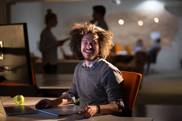 Uomo che lavora al computer in ufficio buio — Foto Stock