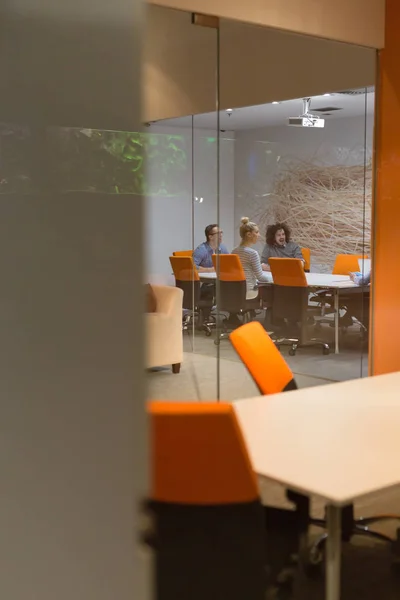 Equipo de negocios en una reunión en un moderno edificio de oficinas — Foto de Stock