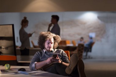 ayaklı ofis masasında oturan işadamı