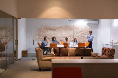 Modern ofis binasındaki bir toplantıda iş ekibi