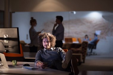 ayaklı ofis masasında oturan işadamı