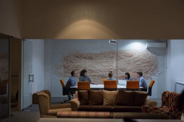 Modern ofis binasındaki bir toplantıda iş ekibi