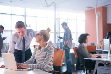 İki laptop ofiste iş insanlar ile çalışma