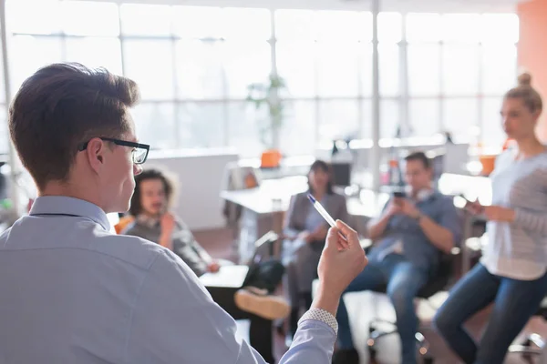 Young Business Team På ett möte i modern kontorsbyggnad — Stockfoto