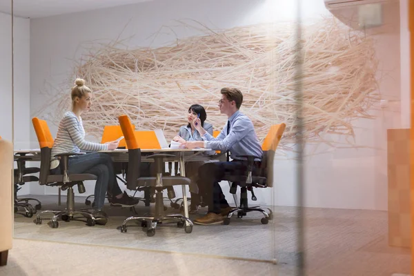 Modern ofis binasındaki bir toplantıda iş ekibi