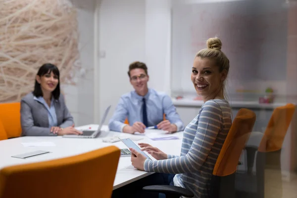 Equipo de negocios en una reunión en un moderno edificio de oficinas — Foto de Stock