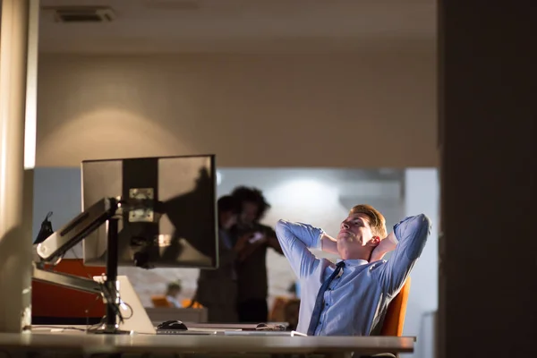 Homme d'affaires relaxant au bureau — Photo