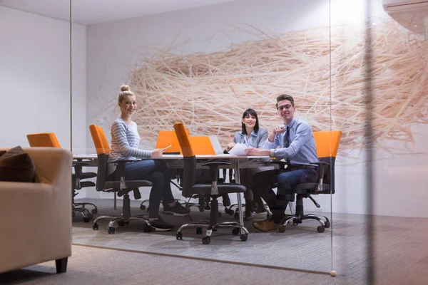 Modern ofis binasındaki bir toplantıda iş ekibi