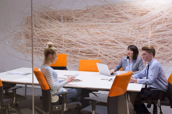 Equipo de negocios en una reunión en un moderno edificio de oficinas — Foto de Stock