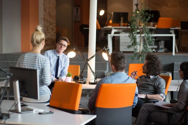 Joven equipo de negocios en una reunión en un moderno edificio de oficinas — Foto de Stock