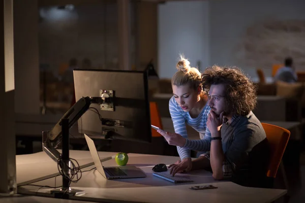 Jeunes designers dans le bureau de nuit — Photo