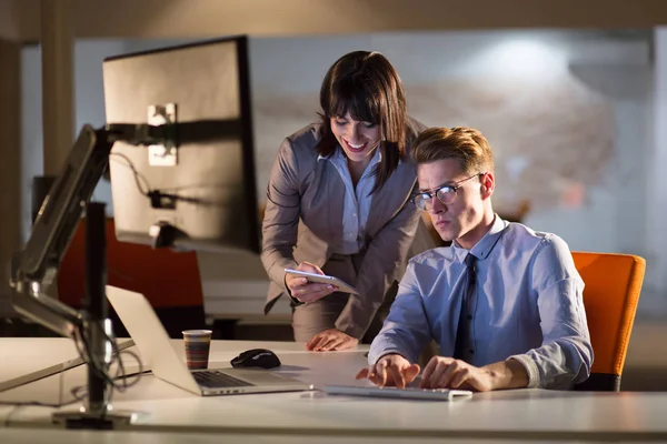 Gece ofisindeki genç tasarımcılar.