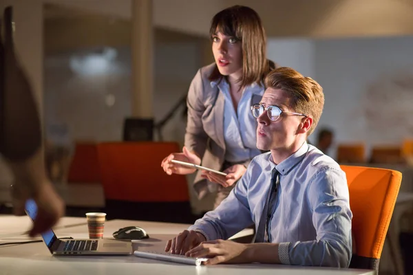 Gece ofisindeki genç tasarımcılar.