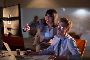 Gece ofisindeki genç tasarımcılar.