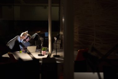 Gece ofisindeki genç tasarımcılar.