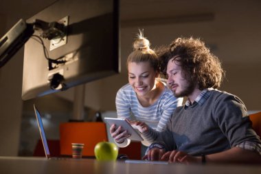 Gece ofisindeki genç tasarımcılar.