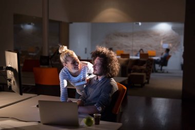 Gece ofisindeki genç tasarımcılar.