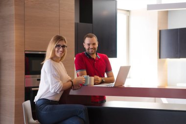 kahve içme ve dizüstü evde kullanma çift