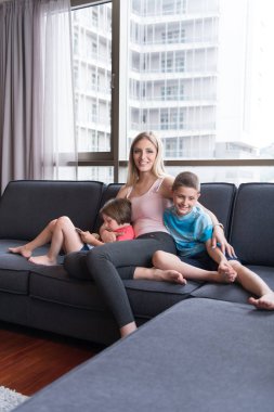 genç anne çocuklarla vakit