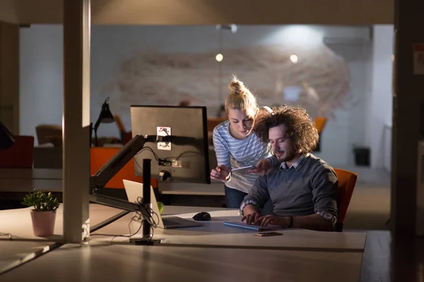 Jeunes designers dans le bureau de nuit — Photo