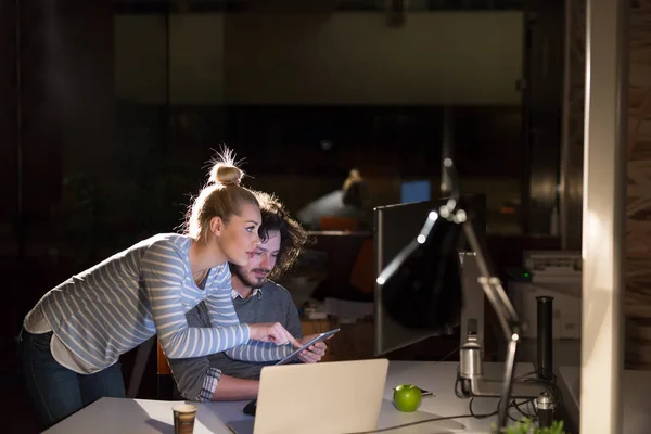 Jonge ontwerpers in het nachtkantoor — Stockfoto