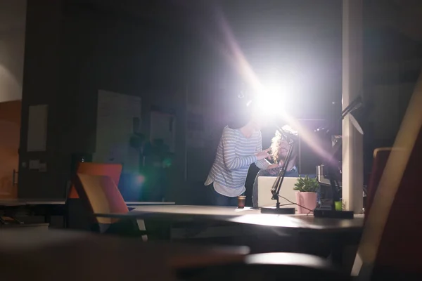 Jeunes designers dans le bureau de nuit — Photo