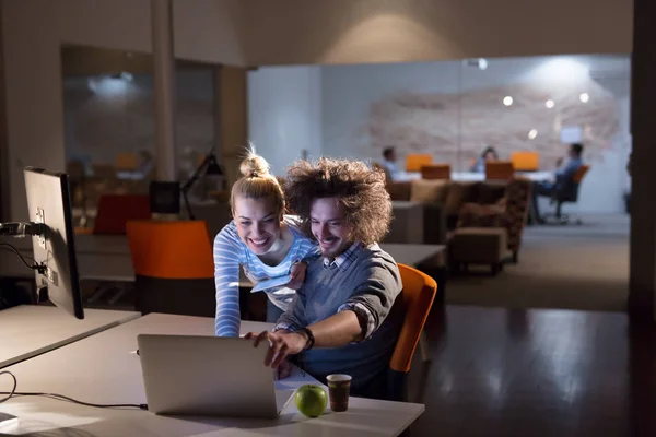 Jeunes designers dans le bureau de nuit — Photo