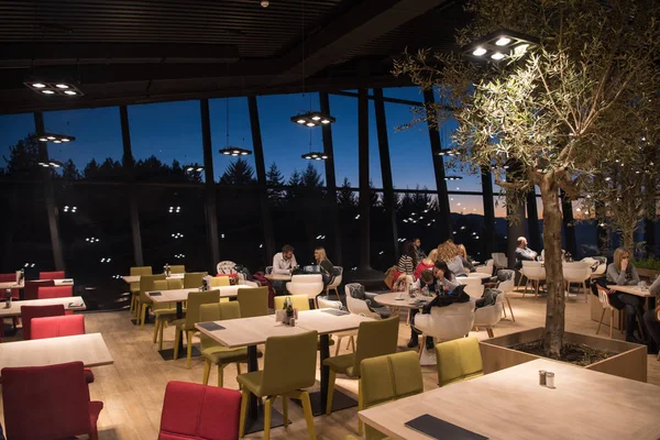 Encantadora velada en un restaurante de lujo —  Fotos de Stock