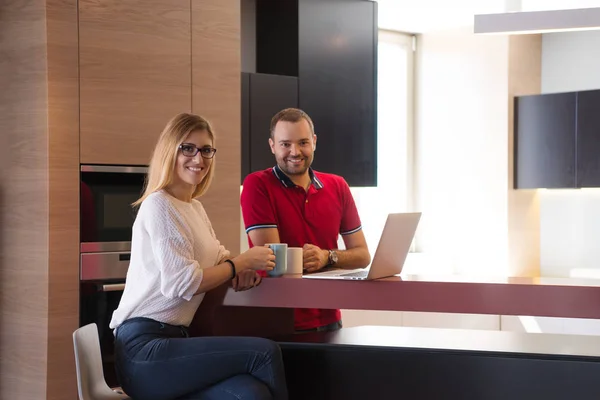 Pareja beber café y el uso de la computadora portátil en casa — Foto de Stock