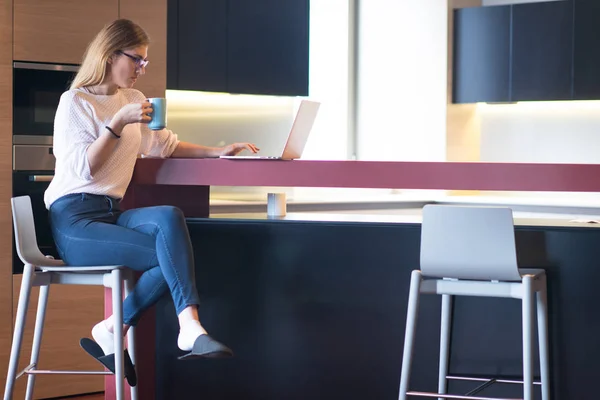 Vrouw drinken koffie genieten van ontspannen levensstijl — Stockfoto