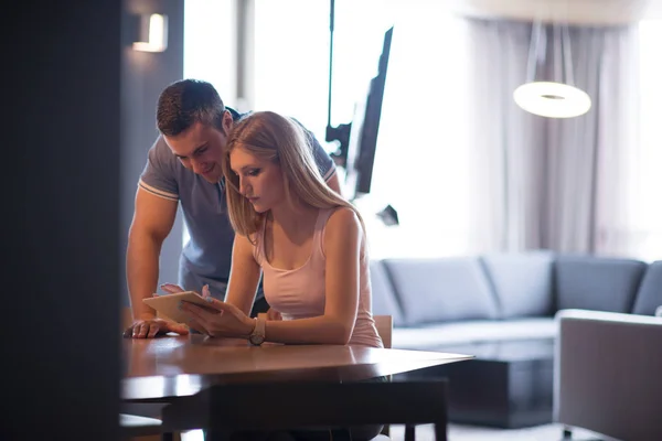 Casal usando tablet em casa — Fotografia de Stock