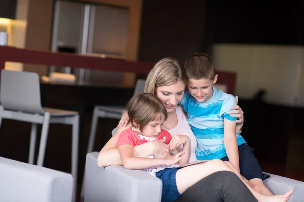 Família jovem usando um comprimido para fazer planos futuros — Fotografia de Stock